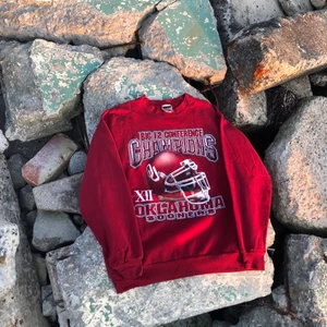 Vintage sweatshirt!! 🌅🌆 - Vintage sweatshirt från Oklahoma sonners. Storlek M/L. Tröjan är i grymt vintage skick. Hör av dig om du undrar något!! 🌱🌅