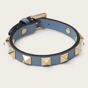 Valentino armband  - Säljer detta superfina armband från valentino garavani! I toppskick köpt för ca 1 år sen men använt max 5 gånger. Nypris är 2200kr 💕💕osäker på om jag vill sälja vill helst byta mot ett i annan färg
