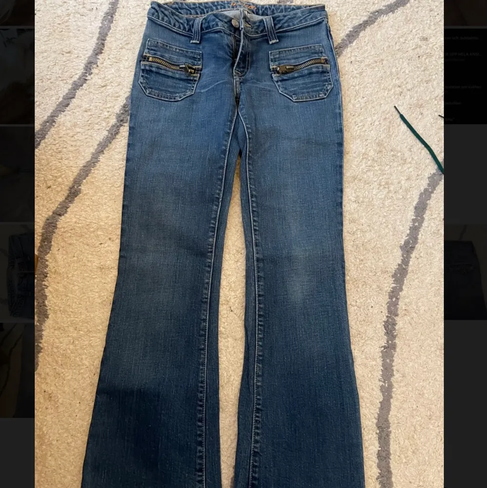 Supersnygga lågmidjade, utsvänga jeans från märket Hudson. Fint skick!. Jeans & Byxor.