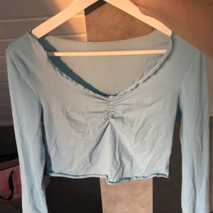 Blå ribbad tröja - Somrig och tunn tröja, inget som syns igenom dock. Storlek: S men passar till xs-m💕 köparen står alltid för frakten, för fler frågor är det bara å skriva💖💖 postbevis skickas alltid<3