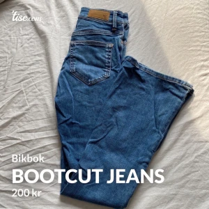Bootcut jeans  - Strl S, använda Max 2 gånger så jätte fint skick. Från Bikbok 
