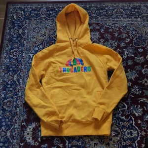 Trocadero hoodie - Hoodie från Trocadero i strl XS. Använd enstaka gånger, nyskick. Har mjukt och skönt material på insidan :) Nypris 555kr.