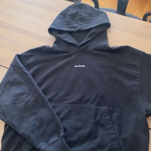 Acne Studios Hoodie - Storlek M men är oversized Knappt använd 9/10 skick 1500+ frakt