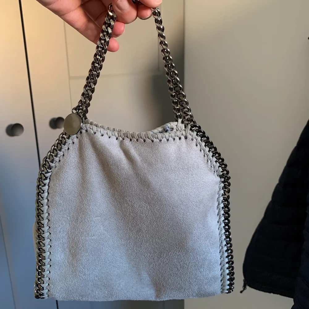 Säljer denna jättesöta Stella McCartney liknande väska! Superfint skick🤍Bud på 370kr. Väskor.