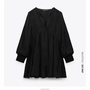 Säljer helt ny superfin klänning ifrån Zara!💗Helt oanvänd med prislappen kvar! Strl M💗200kr+frakt💗Nypris 400kr💗