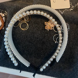 Diadem - Två pärldiadem, en tjockare och en smal med större pärlor💓 köp båda för 80kr