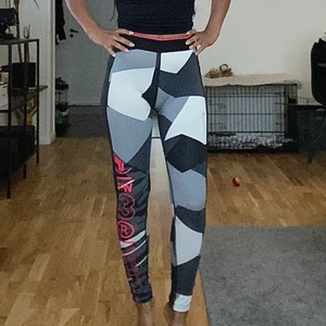 Reebok strl xs  - Träning tights strl XS väldiga skön material stretchiga använt få gånger säljs pga har så många andra tränings tights 