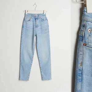 Gina tricot jeans - Säljer mina blå jeans från Gina Tricot. Dom kommer inte till användning så mycket längre. Använd relativt mycket. Storlek 40, M/L. 160kr, frakten ingår inte .💗