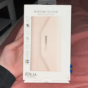 Helt nu oanvänt Idealofsweden mobilskal för SAMSUNG GALAXY 8. Den är magnetisk, 2 in 1. Du har plats med att lägga in dina kort och annat plus du kan ta bort den delen och bara ha en vanlig mobilskal