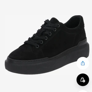 Svarta sneakers - Säljer ett par sneakers som ser ut som dessa. Inte identiska men väldigt lika, i tyg med vanlig lite högre sula. Vet ej vilket märke de är ifrån. Skriv för egna bilder så skickar jag!💞