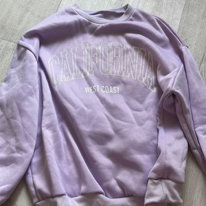 Tröja med tryck - Aldrig använd, men kan inte behålla den för den drar till sig katthår väldigt lätt