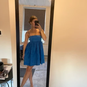 Zara klänning - En blå klänning ifrån zara som endast är använd en gång. Den är perfekt nu till sommaren och är i storlek S 