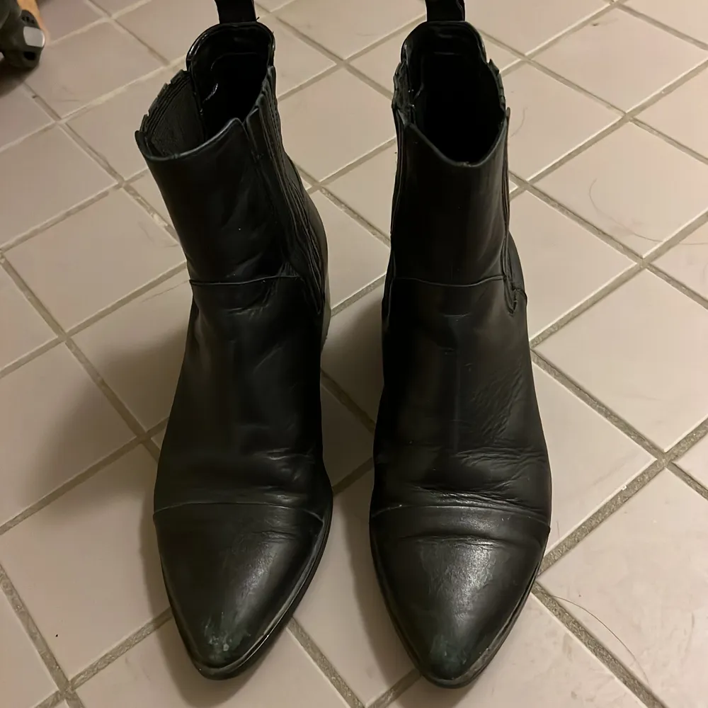 Leather in black, size 38. Skor.