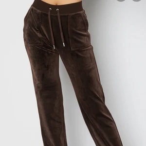 Juicy Couture Bruna  - Bruna juicy couture byxor med fickor i strl XS. Knappt använda. Säljer endast vid bra bud 