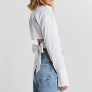 Skjorta från Gina - Aldrig använd. Prislappen är kvar. Storlek 38. Öppen i ryggen där man knyter. Slutsåld 💗