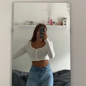 Kofta/tröja  - Supersöt kroppad kofta som man även kan ha som tröja, använd ett fåtal gånger (frakt 45kr) 