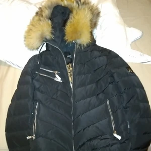 Hollies jacka oanvänd med prislapp  - Hollies jacka dam strl 38. Oanvänd med prislapp kvar