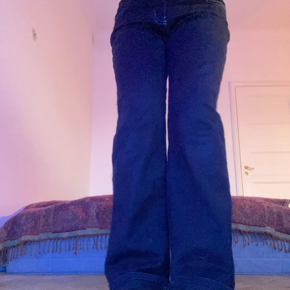 Snygga lite baggy jeans som jag inte använder längre. Använt fåtals gånger💗 Jätteskönt material!. Jeans & Byxor.