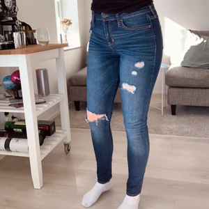 Hollister ripped jeans  - Ett par superfina jeans från Hollister, dessa är ripped. Bra skick, inte speciellt slitna! 