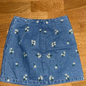 Väldigt söt jeans kjol från H&M som jag fick av min syster, nästan helt oanvänd 