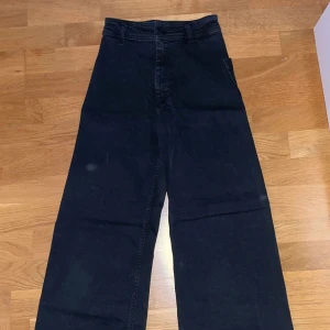 Zara jeans  - Väldigt fina vida zara jeans, kommer tyvärr aldrig till användning längre för de är tyvärr försmå. Ny pris 600kr men säljer för 100-200kr pågrund av att jag vill bli av med de. De är helt fläckfria & har inga slitningar 