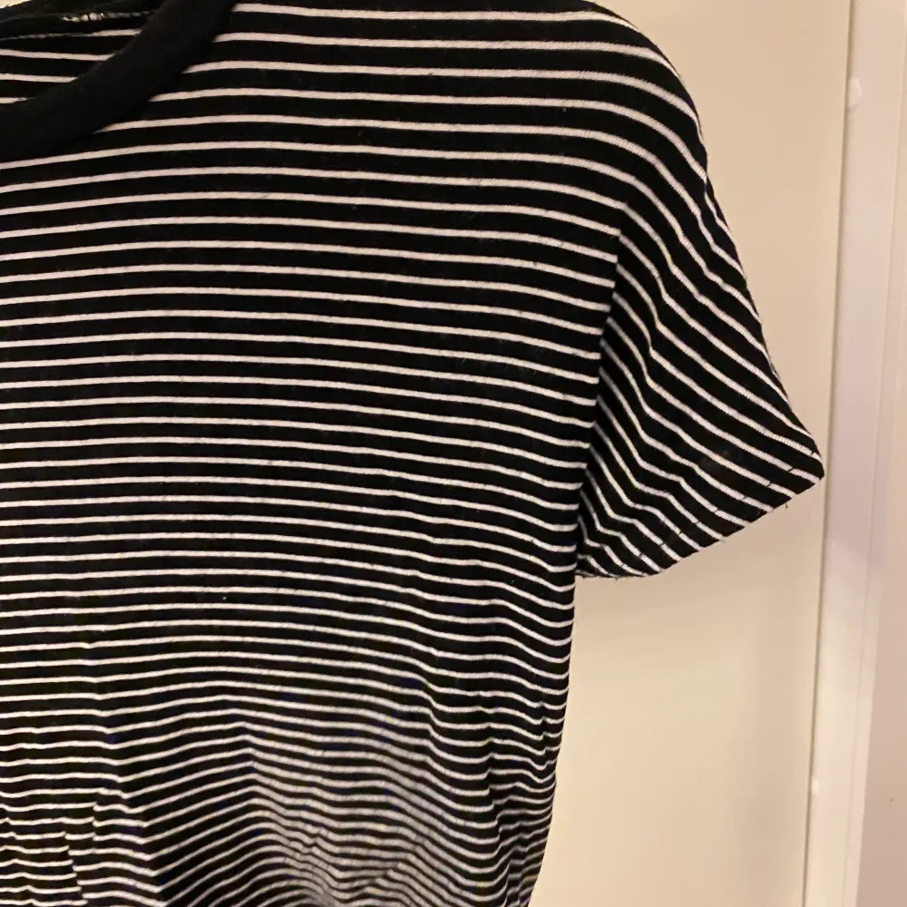 supergullig randig t-shirt från zara🖤 mycket bra skick, säljer då jag aldrig använder den:/ 70kr + 66kr frakt🤍. T-shirts.