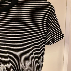 T-shirt - supergullig randig t-shirt från zara🖤 mycket bra skick, säljer då jag aldrig använder den:/ 70kr + 66kr frakt🤍