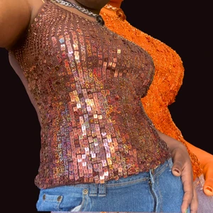 Fest linne 00s - Snygt linne som man man ha på klubb eller någon fest. Passar skit bra med ett par jeans 💕 toppen är lite tight i bysten för mig så bäst om man är C cups eller neråt 💕💕