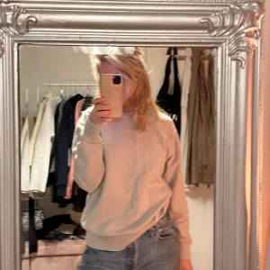 Skön tröja - Så skön tröja som passar både ute men även hemma, älskar denna men den har börjar bli förlåt så derför säljs den❣️