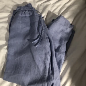 Blå linnebyxor - Kollar intresset för dessa blå linnebyxor från madlady. Går att vika ned. Ordinarie pris är 499 kr