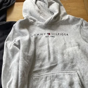 Tommy Hilfiger hoodie - Super fin Tommy Hilfiger hoodie i strl 170 knappt använd💕