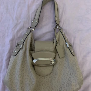 As snygg Guess väska  - As snygg Guess väska, säljer pga inte riktigt min stil men älskar!!!💘💘