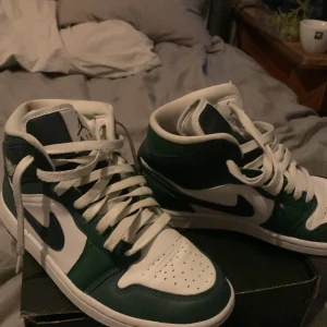 Jordan 1 - Bra skick rättså nya ny pris 2000 säljer för 500kr men dom är lite skrisade men annars som nya skick 9/10