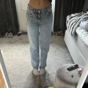 Lågmidjade jeans - Snygga lågmidjade jeans ifrån Ginatricot i stl 32. Superfint skick.  Jag är 163 för preferens