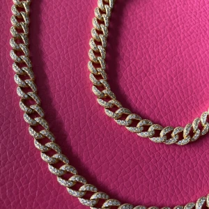 Halsband/armband - Jag säljer mitt halsband och armband från Alice stenlöfs limited kollektion med guldfynd som idag är slutsålt, Säljer då dom inte använts så mycket. Nypris på halsbandet är 2800 men kommer inte ihåg vad armbandet kostade säljer båda för 2300