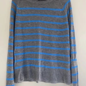 Zara tröja  - Jag säljer denna jätte fina tröjan från Zara, säljer för att den inte riktigt är min stil. Använd typ 2 gånger och är i jätte fint skick ☺️💗