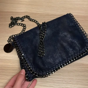 Stella McCartney likn - Säljer min mörkblåa stella McCartney liknande väska nu, inte så mycket att säga förut att jag gillar den och den får plats med bra mycket. Vid intresse skriver ni privat till mig