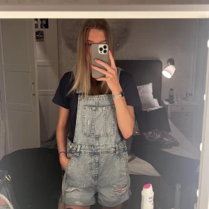 Höngsleshorts - Säljer ett par hängsleshorts i storlek 34, då dom inte kommer till användning eftersom att det inte är min stil.🤍från Hm 