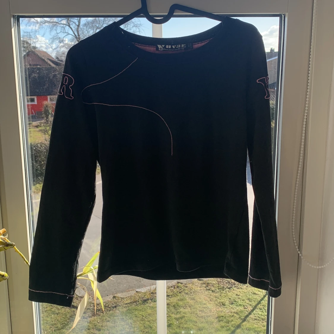 Svart långarmad med text