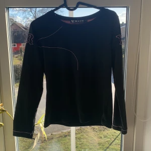 Svart långarmad med text - Säljer denna svarta långarmade tröjan med rosa text på ryggen. Säljer för att den inte används tyvärr, skriv för frågor💕