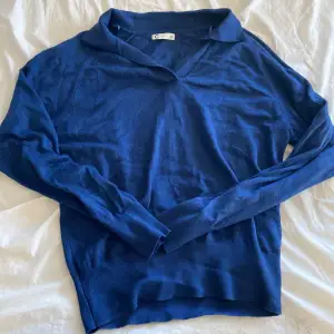 Säljer denna stickade tröja från Cubus i storlek xs eftersom den inte har kommit till användning fin blå färg och helt oanvänd