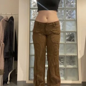 Byxor - Lågmidjade tygbyxor med fickor. Jag är 1,68 för referens. 💕