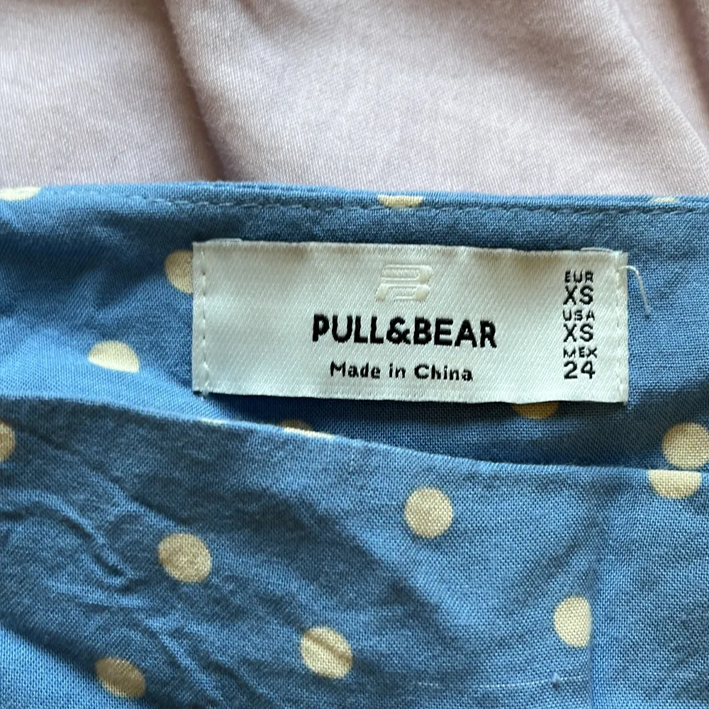 Supersöt kjol från Pull&Bear som tyvärr har blivit för liten för mig men som är perfekt till sommaren. Inköpspris 299kr. Skriv för fler bilder eller frågor.😊 köparen står för frakten💕. Kjolar.