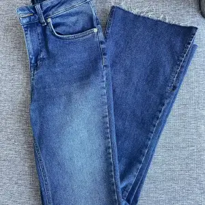 Högmidjade jeans med en snygg slit. Lojsan Wallin x Bubbleroom kollektionen, slutsålda och nypris är 749kr🥰