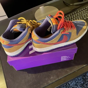 Nike SB Dunk Low Reverse Papa Bear - Köpt för några månader sen, bra skick då de inte har använts så mycket, sälj på restock för 4500kr och jag säljer de för 1000kr för snabb affär. Storlek 43