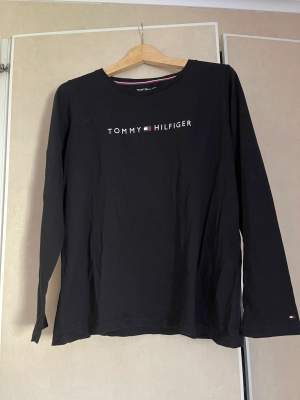Svart tröja av märket Tommy Hilfiger. Använd ett antal gånger. Storlek L.