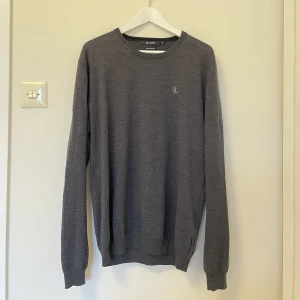 Tiger of Sweden tröja - Tiger of Sweden tröja i XXL men passar även dig som har XL. Den är i bra skick och har inte blivit använd så mycket. Det finns små fläckar nära märket som man kan se på bild 2. Dom syns knappt och går säkert bort i tvätten. Köparen står för frakten!