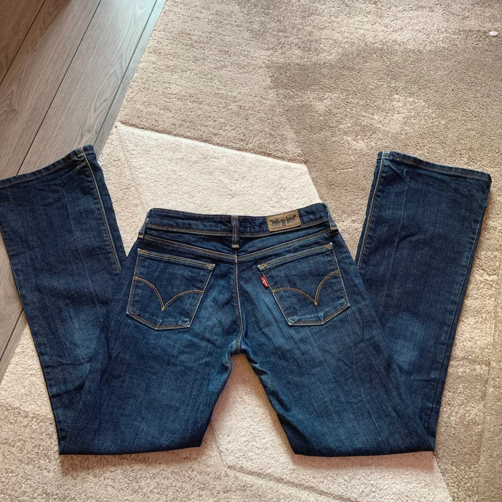 Detta är ett par av mina absoluta favoritjeans som tyvärr har blivit för små för mig. Sitter verkligen så snyggt och det gör ont att sälja dem. Jeansen har dessutom inga som helst skador. Jag köpte jeansen för ungefär 1200kr.. Jeans & Byxor.