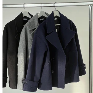 Designbysi kappa - Säljer den jätte populära kappan från Designby Si i färgen svart. Helt ny och har fortfarande prislapp kvar.  BUD ÄR BINDANDE!