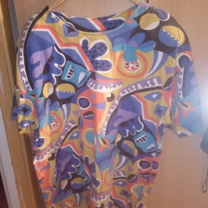 T-shirt mönstrad stl 42-44 . - T-shirt mönstrad stl 42-44 med Axelvaddar .